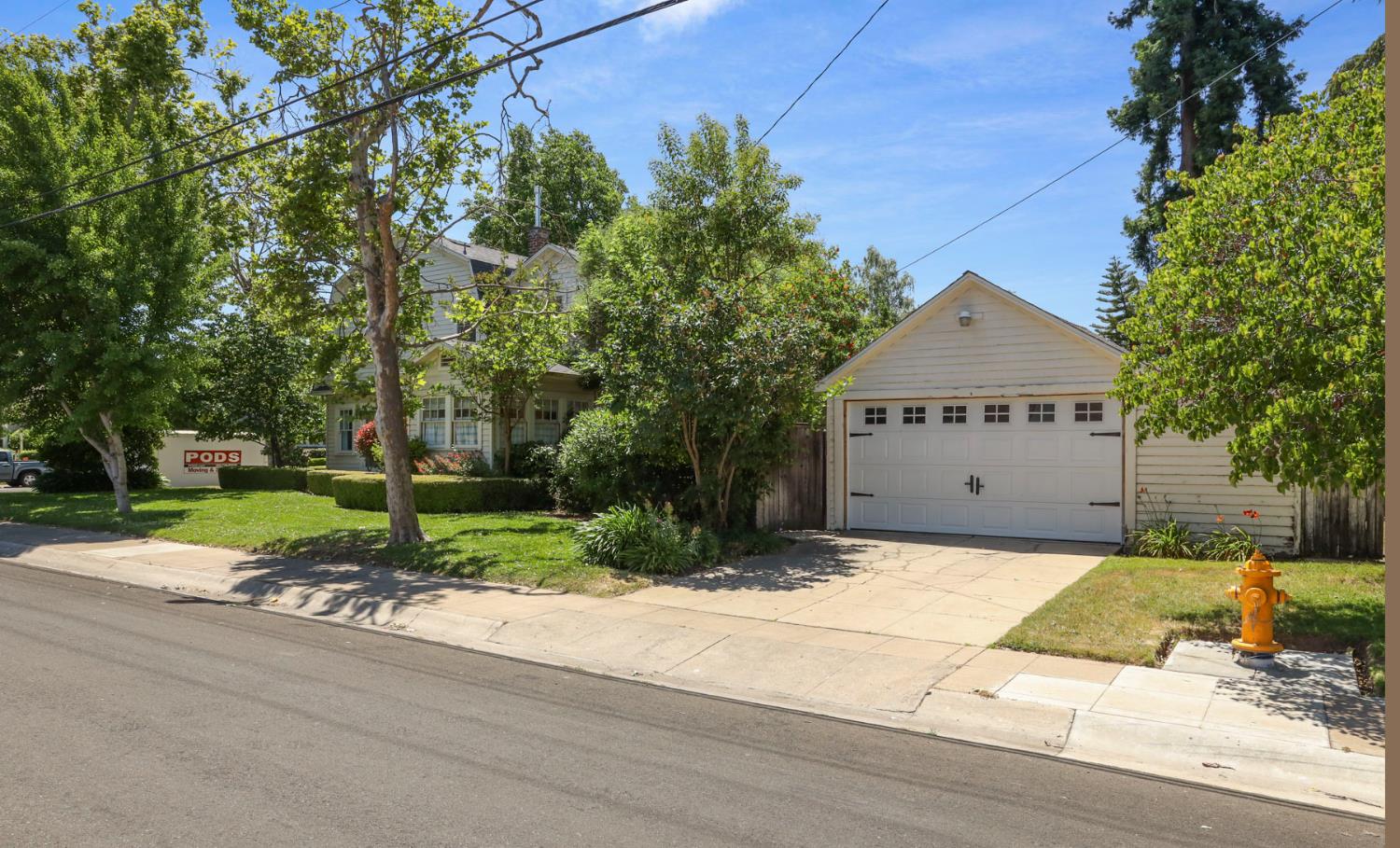 Detail Gallery Image 4 of 51 For 105 W Euclid Ave, Stockton,  CA 95204 - 4 Beds | 2 Baths