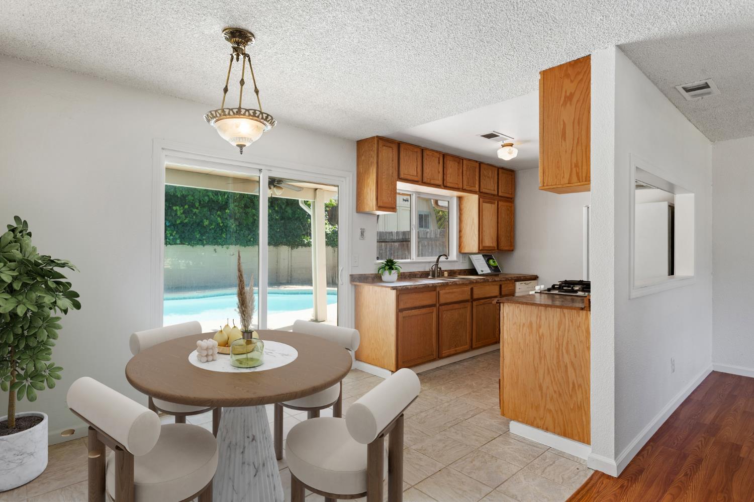 Detail Gallery Image 5 of 26 For 6528 Meadowcreek Way, Citrus Heights,  CA 95621 - 4 Beds | 2 Baths