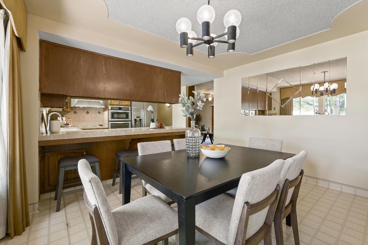 Detail Gallery Image 11 of 39 For 6400 Scenic Oak Ct, Carmichael,  CA 95608 - 4 Beds | 2/1 Baths