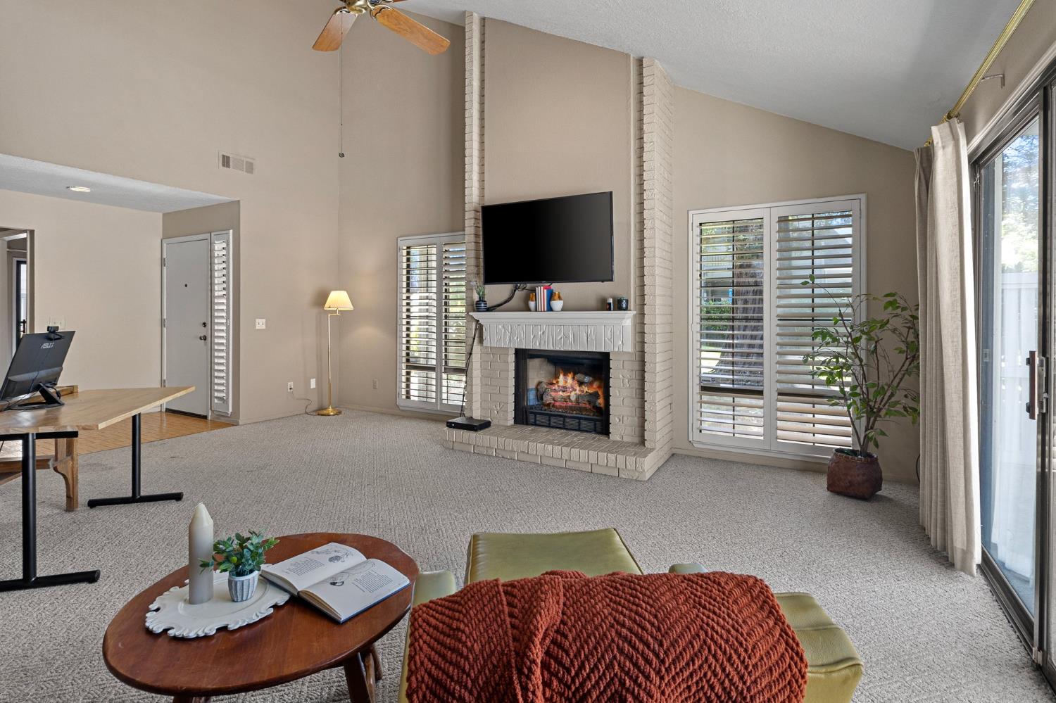 Detail Gallery Image 4 of 28 For 290 W Rumble Rd a,  Modesto,  CA 95350 - 2 Beds | 2 Baths