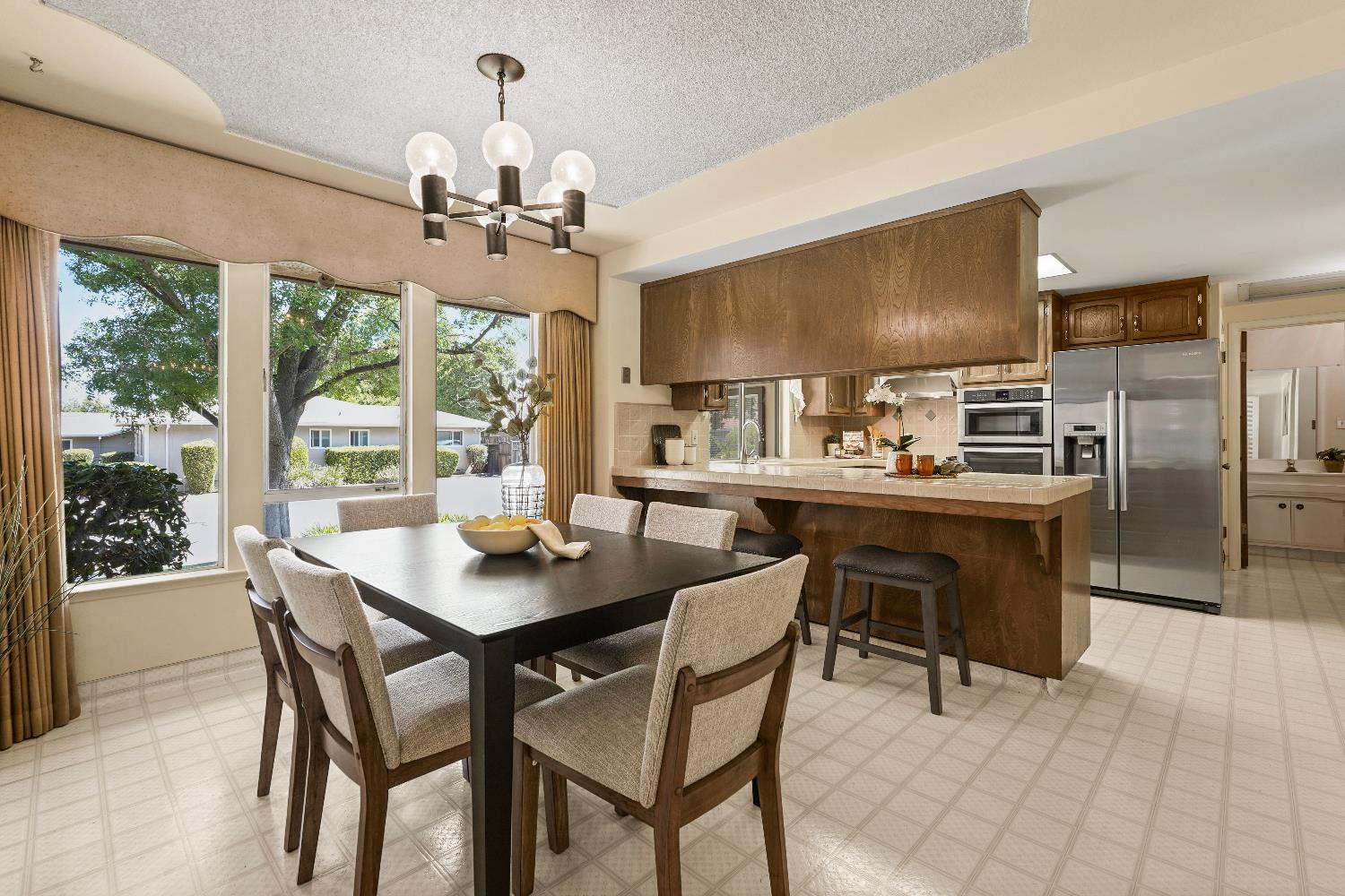 Detail Gallery Image 10 of 39 For 6400 Scenic Oak Ct, Carmichael,  CA 95608 - 4 Beds | 2/1 Baths