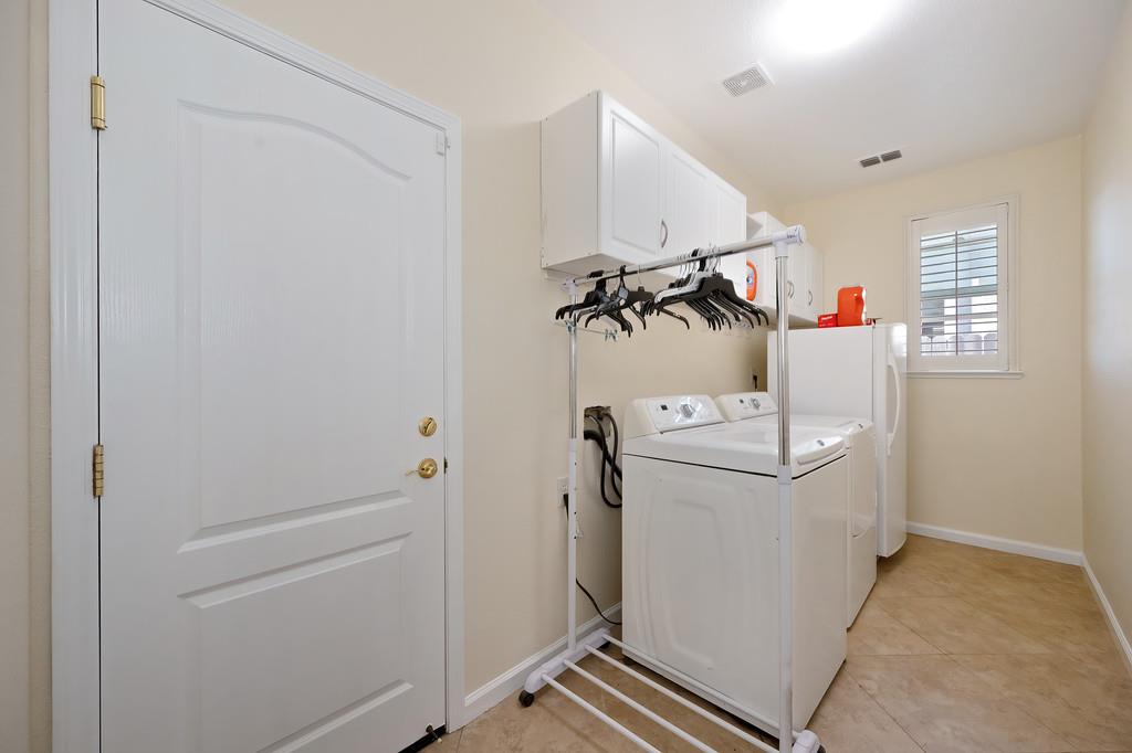 Detail Gallery Image 12 of 71 For 10317 Moura Ct, Elk Grove,  CA 95757 - 4 Beds | 2/1 Baths