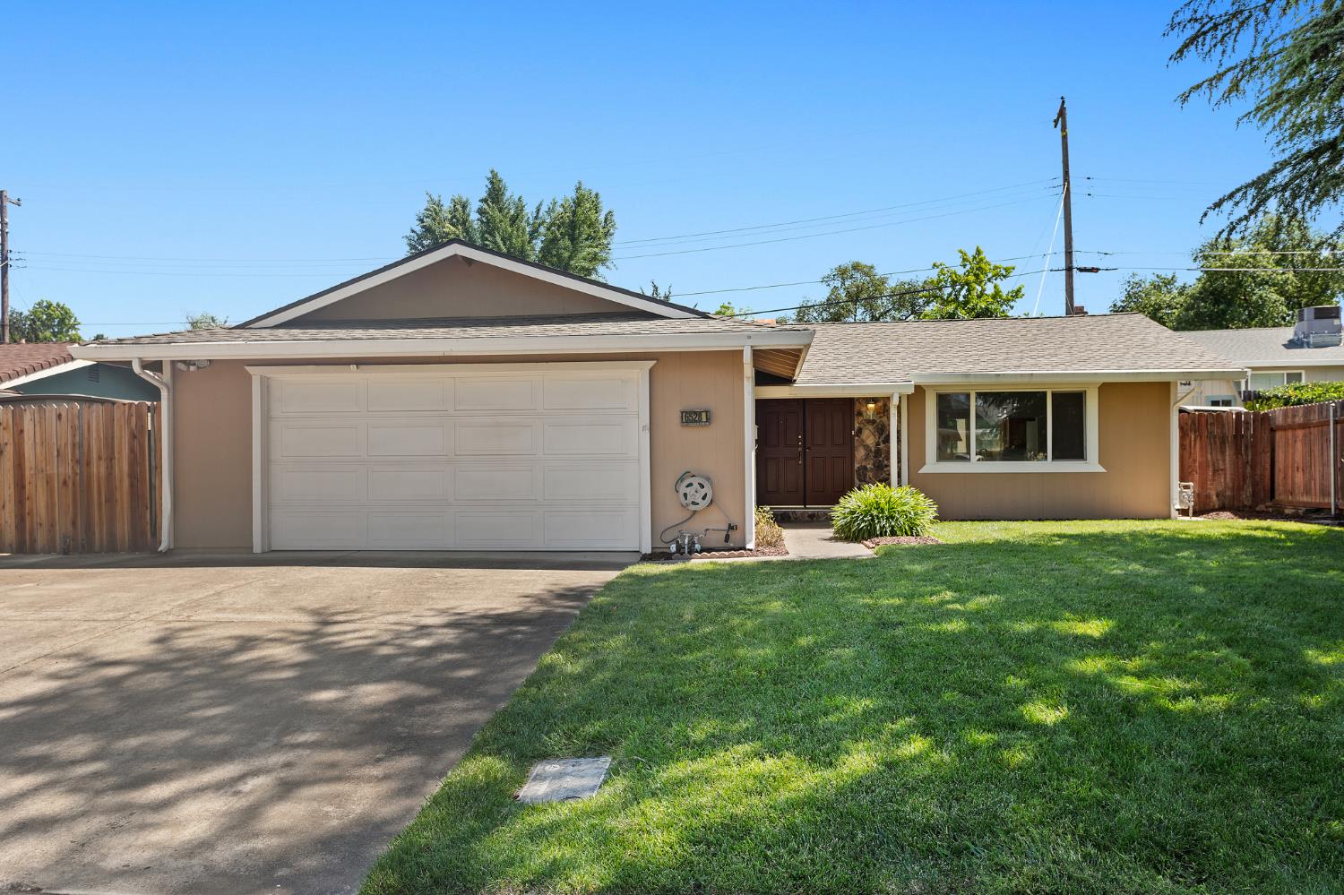 Detail Gallery Image 2 of 26 For 6528 Meadowcreek Way, Citrus Heights,  CA 95621 - 4 Beds | 2 Baths