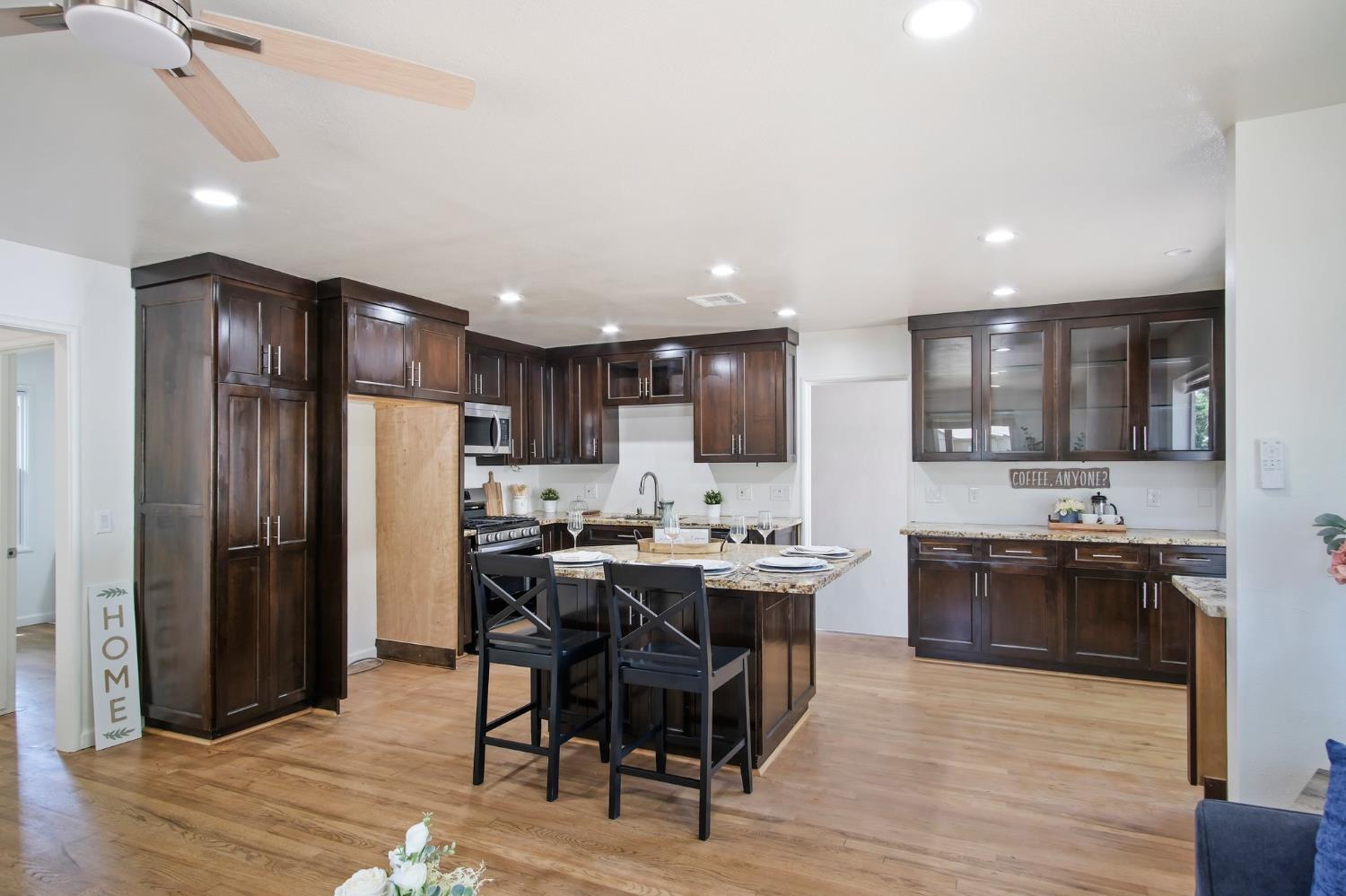 Detail Gallery Image 5 of 28 For 1909 W Harding Way, Stockton,  CA 95203 - 2 Beds | 1 Baths