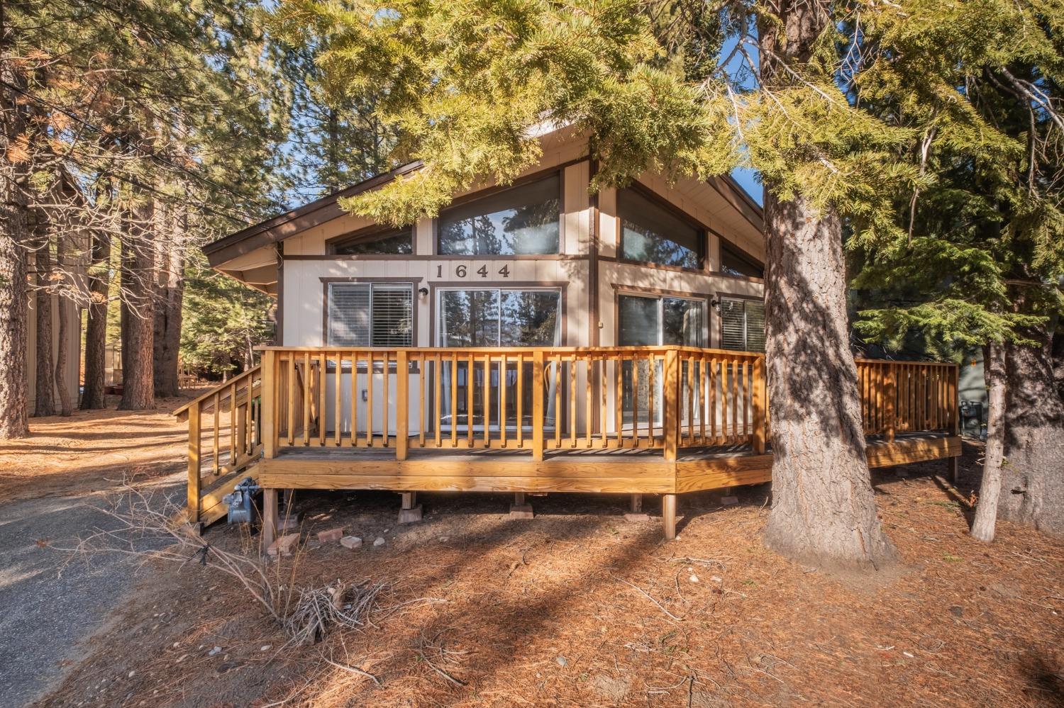 Detail Gallery Image 1 of 44 For 1644 Crystal Air Dr, South Lake Tahoe,  CA 96150 - 3 Beds | 1/1 Baths