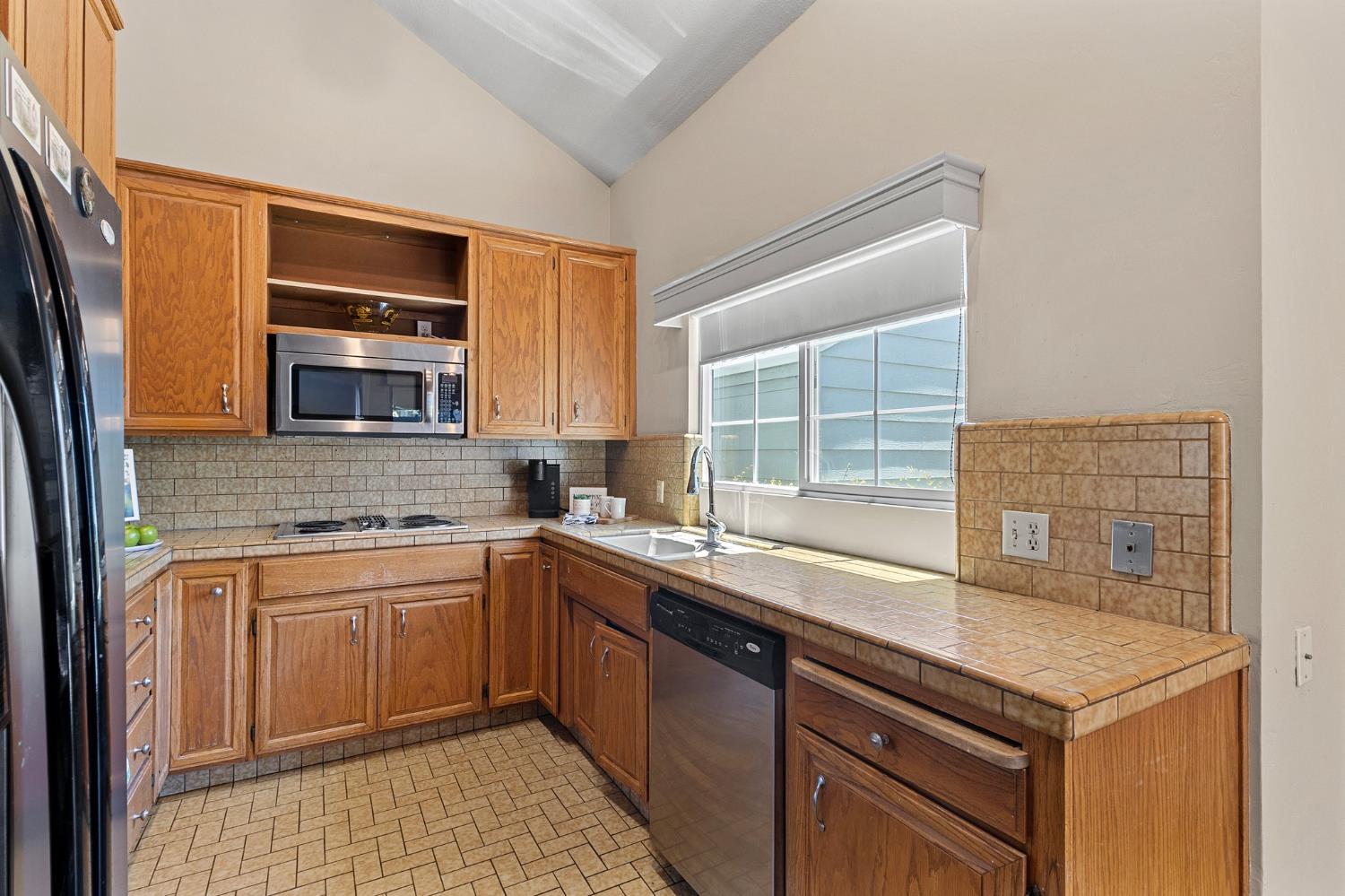 Detail Gallery Image 9 of 28 For 290 W Rumble Rd a,  Modesto,  CA 95350 - 2 Beds | 2 Baths