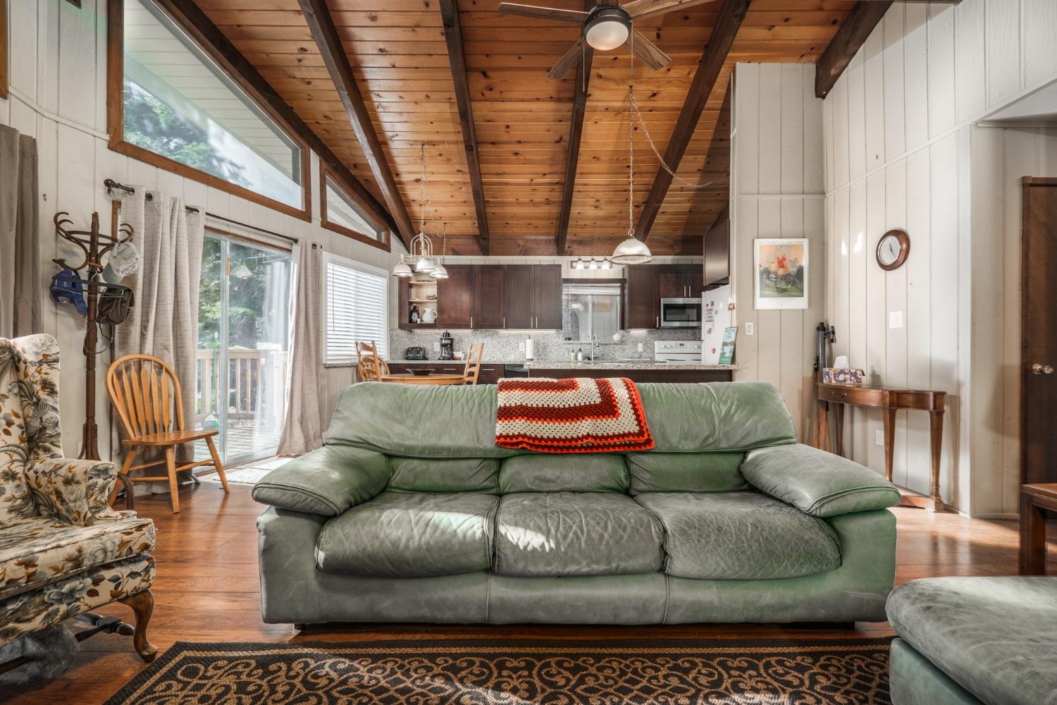 Detail Gallery Image 8 of 44 For 1644 Crystal Air Dr, South Lake Tahoe,  CA 96150 - 3 Beds | 1/1 Baths