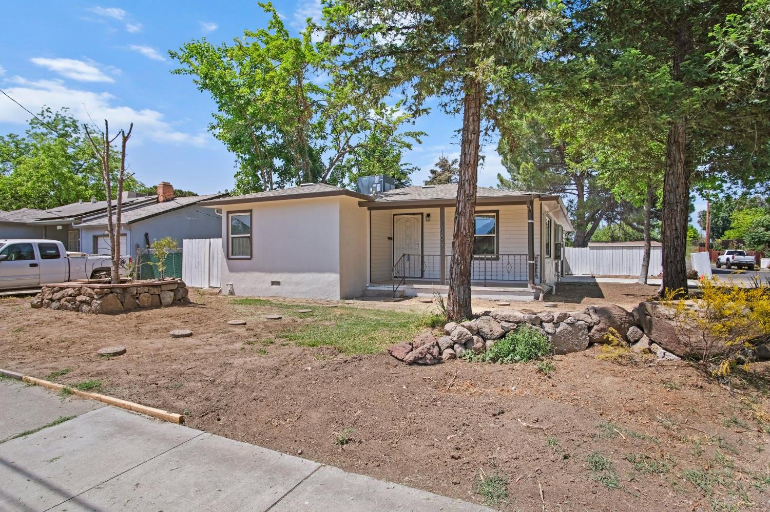 Detail Gallery Image 2 of 28 For 1909 W Harding Way, Stockton,  CA 95203 - 2 Beds | 1 Baths