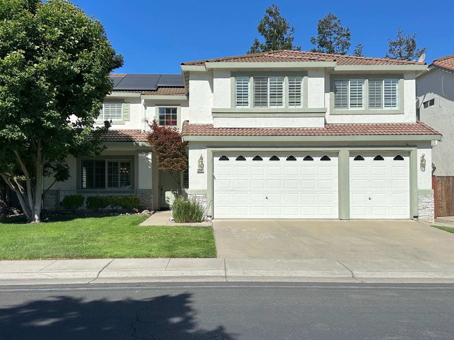 Detail Gallery Image 1 of 35 For 6337 Brook Hollow Cir, Stockton,  CA 95219 - 5 Beds | 3 Baths