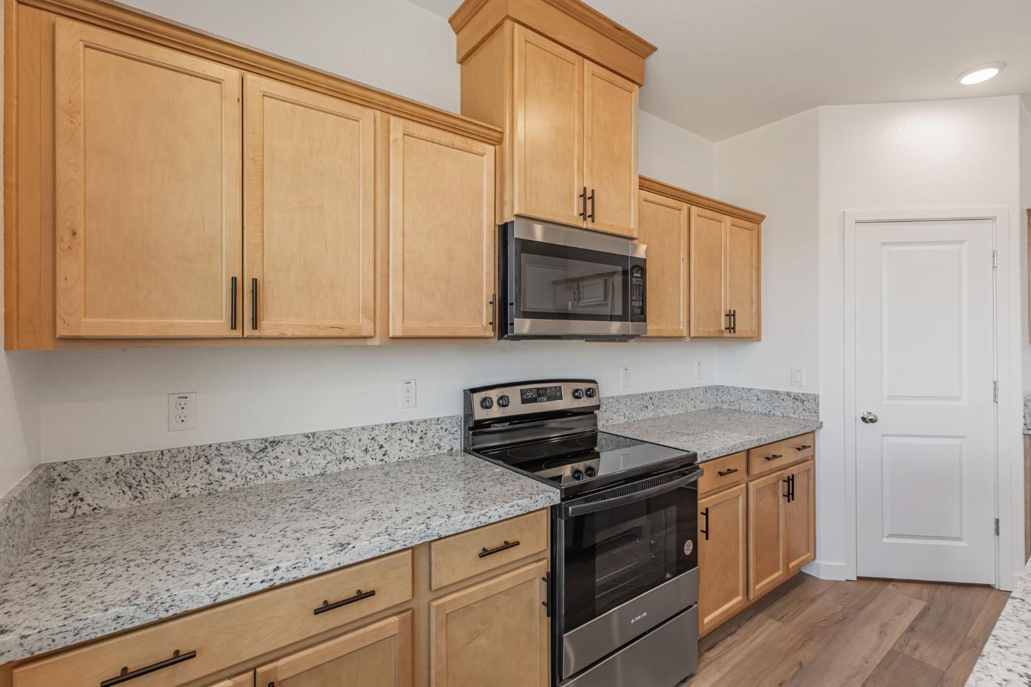 Detail Gallery Image 6 of 13 For 5272 Senesta Cir, Sacramento,  CA 95824 - 3 Beds | 2/1 Baths