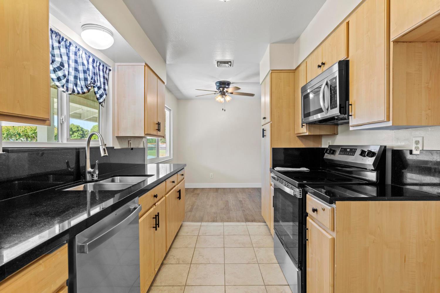 Detail Gallery Image 8 of 36 For 1713 Ramirez St #11,  Marysville,  CA 95901 - 3 Beds | 2 Baths