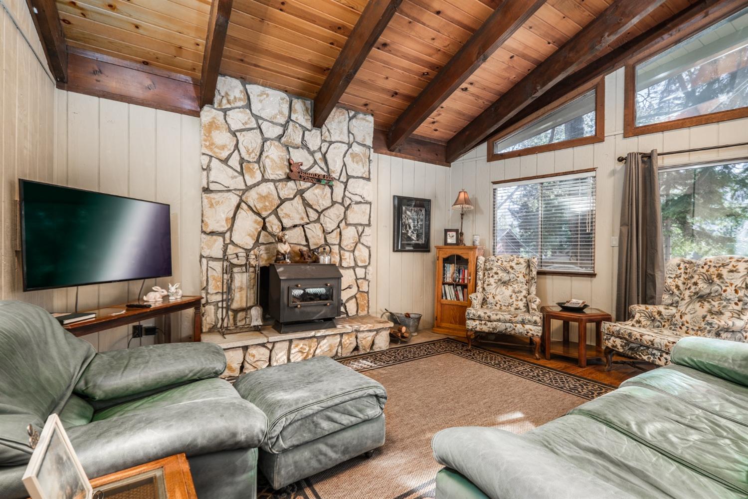 Detail Gallery Image 5 of 44 For 1644 Crystal Air Dr, South Lake Tahoe,  CA 96150 - 3 Beds | 1/1 Baths