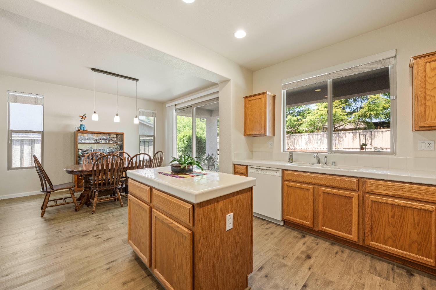 Detail Gallery Image 8 of 19 For 2856 Black Hawk Ln, Lincoln,  CA 95648 - 2 Beds | 2 Baths