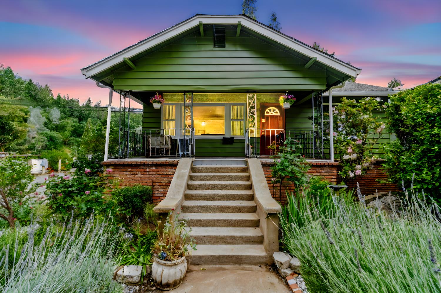 Detail Gallery Image 1 of 37 For 700 Canal St, Placerville,  CA 95667 - 3 Beds | 2 Baths