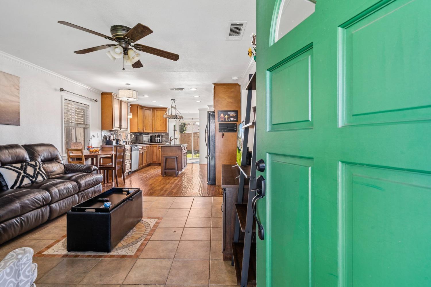 Detail Gallery Image 5 of 31 For 2052 Elmwood Ave, Stockton,  CA 95204 - 2 Beds | 1 Baths