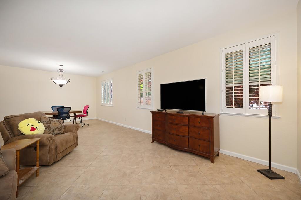 Detail Gallery Image 10 of 71 For 10317 Moura Ct, Elk Grove,  CA 95757 - 4 Beds | 2/1 Baths