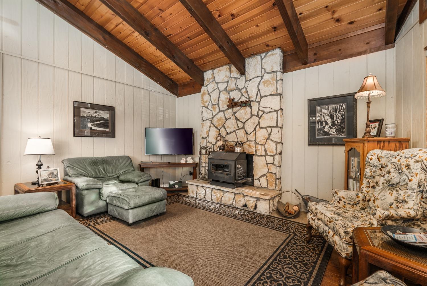 Detail Gallery Image 6 of 44 For 1644 Crystal Air Dr, South Lake Tahoe,  CA 96150 - 3 Beds | 1/1 Baths
