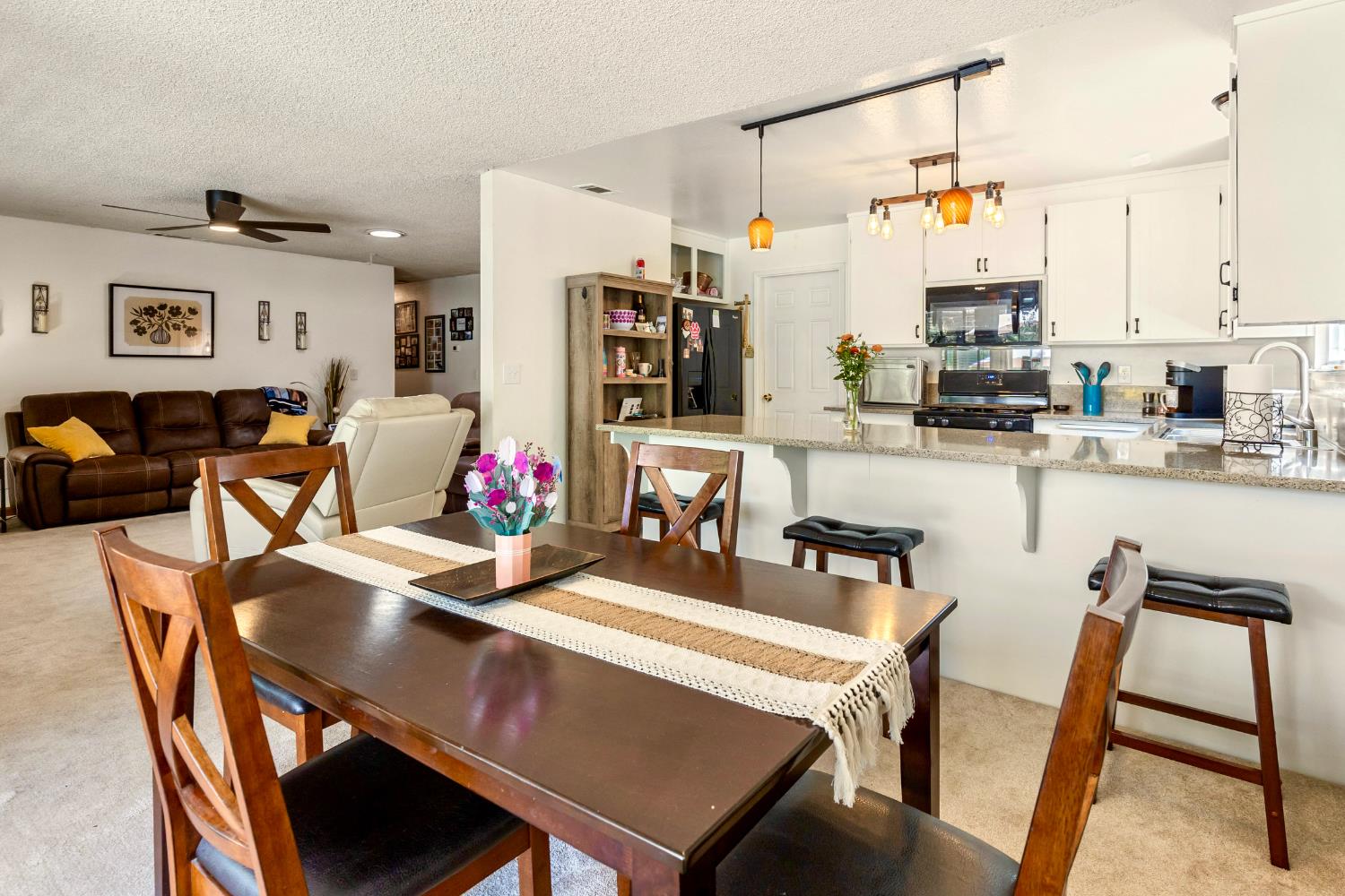 Detail Gallery Image 5 of 17 For 6527 Mel Ct, Citrus Heights,  CA 95610 - 3 Beds | 2 Baths