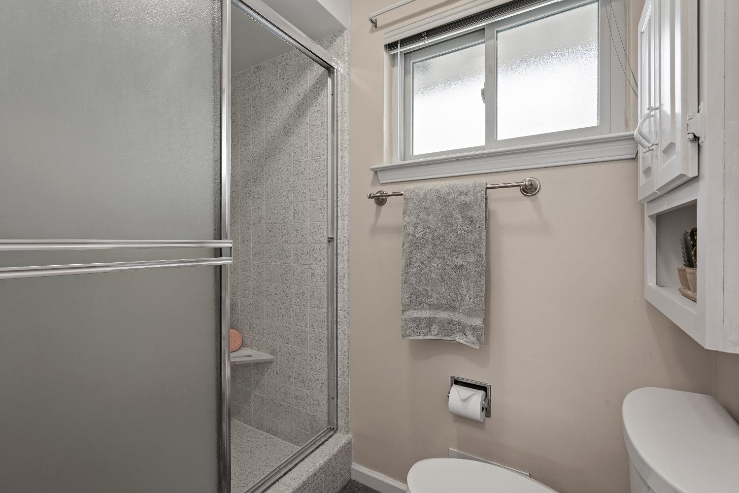Detail Gallery Image 28 of 39 For 6400 Scenic Oak Ct, Carmichael,  CA 95608 - 4 Beds | 2/1 Baths