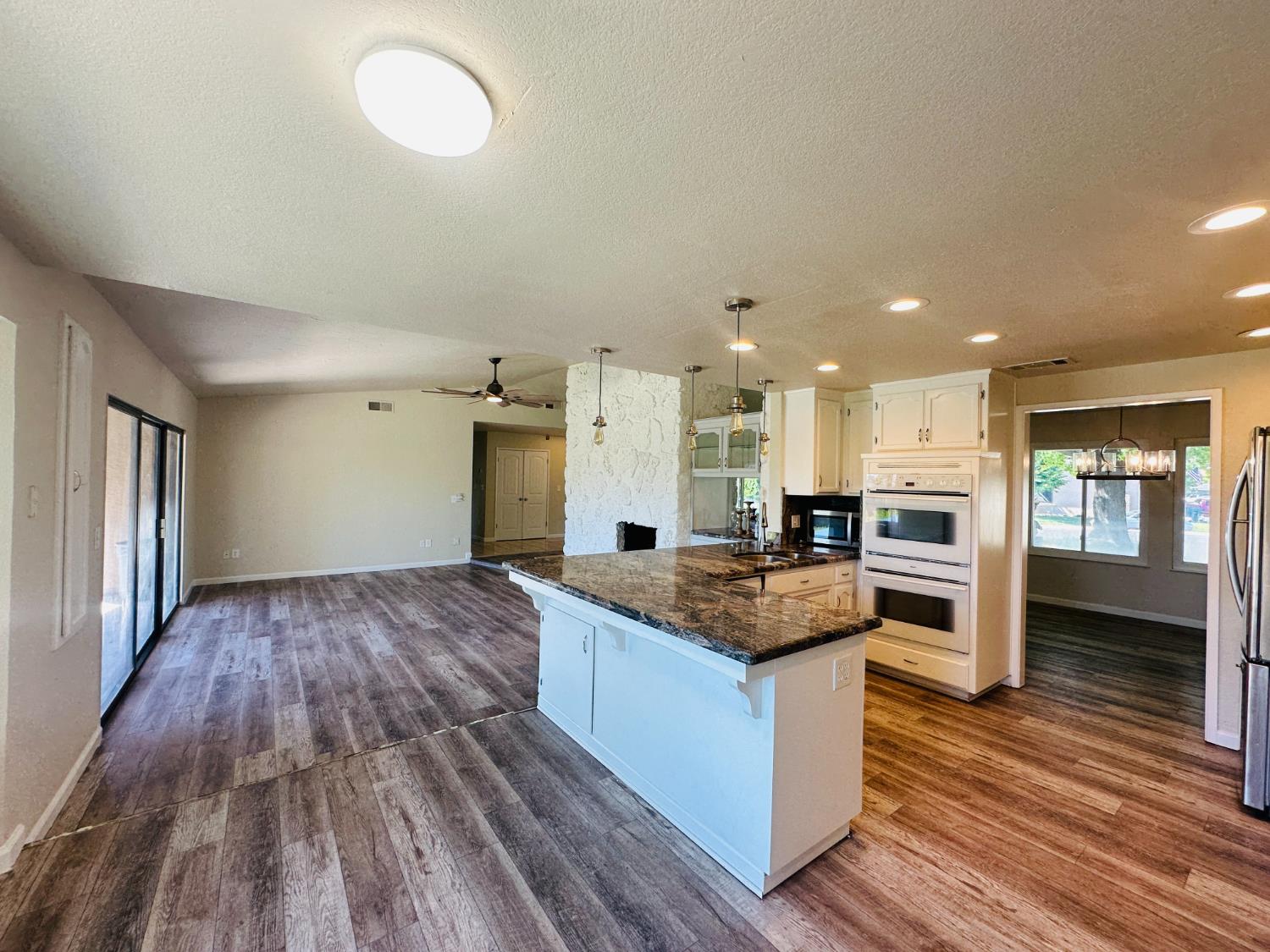 Detail Gallery Image 11 of 41 For 553 Manor Oak Pl, Manteca,  CA 95336 - 4 Beds | 3 Baths