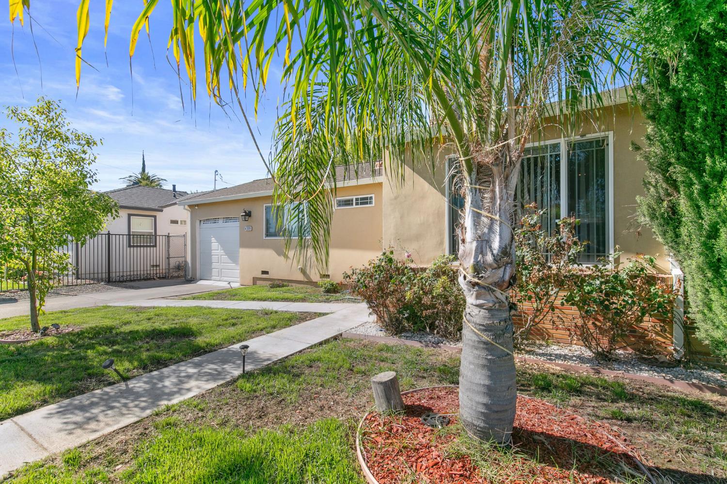 Detail Gallery Image 3 of 37 For 4309 23rd Ave, Sacramento,  CA 95820 - 3 Beds | 1 Baths