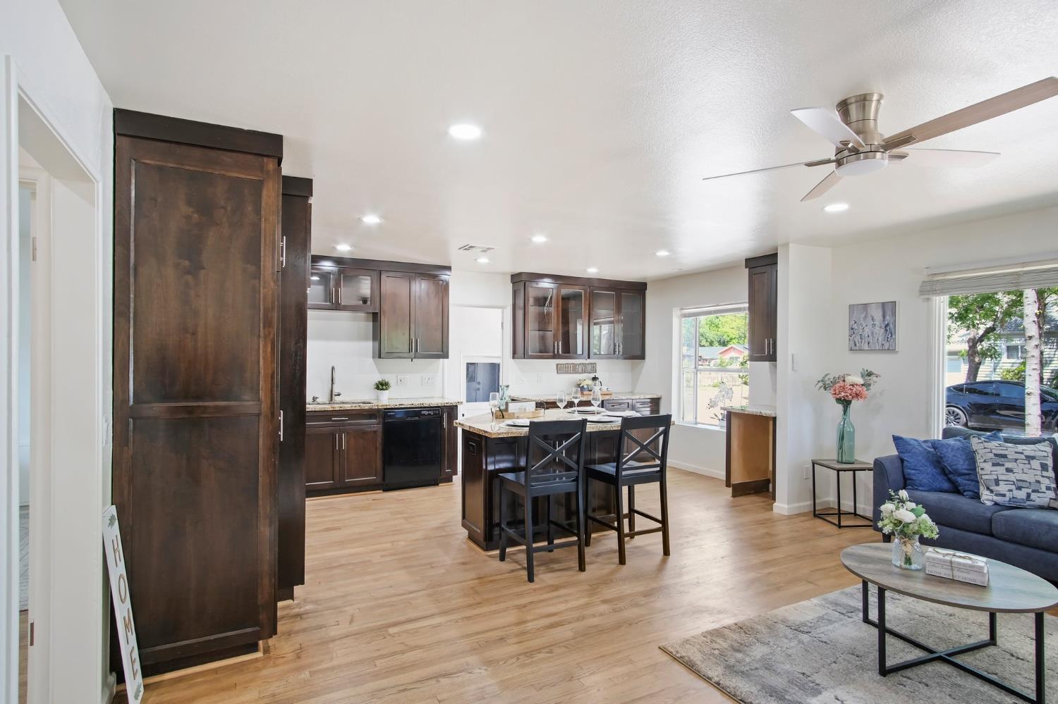 Detail Gallery Image 4 of 28 For 1909 W Harding Way, Stockton,  CA 95203 - 2 Beds | 1 Baths