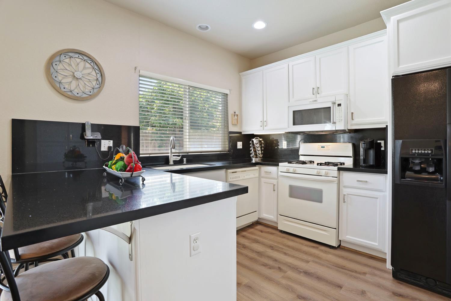 Detail Gallery Image 15 of 41 For 1930 Crystalwood Ln, Lodi,  CA 95242 - 3 Beds | 2 Baths