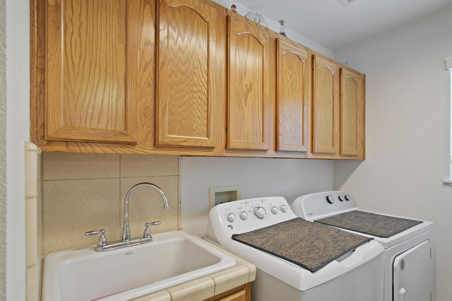 Detail Gallery Image 9 of 22 For 2360 Rochelle Ave, Turlock,  CA 95382 - 3 Beds | 2 Baths