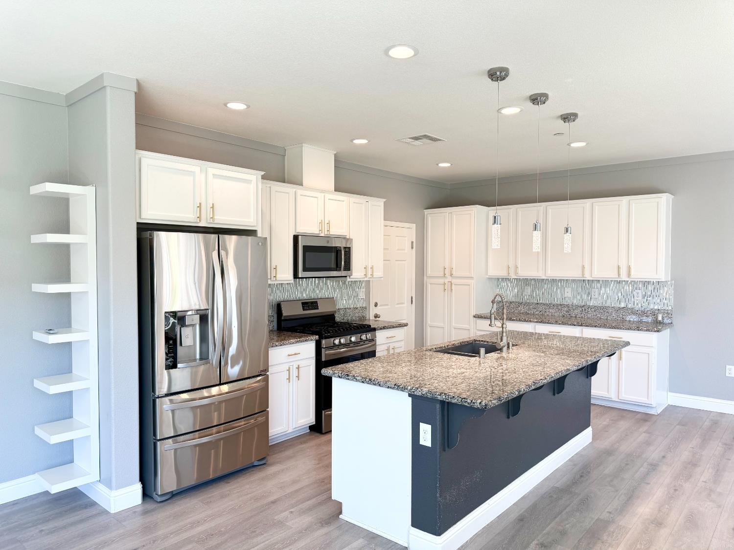 Detail Gallery Image 4 of 47 For 21161 Cabernet Dr, Patterson,  CA 95363 - 5 Beds | 3 Baths