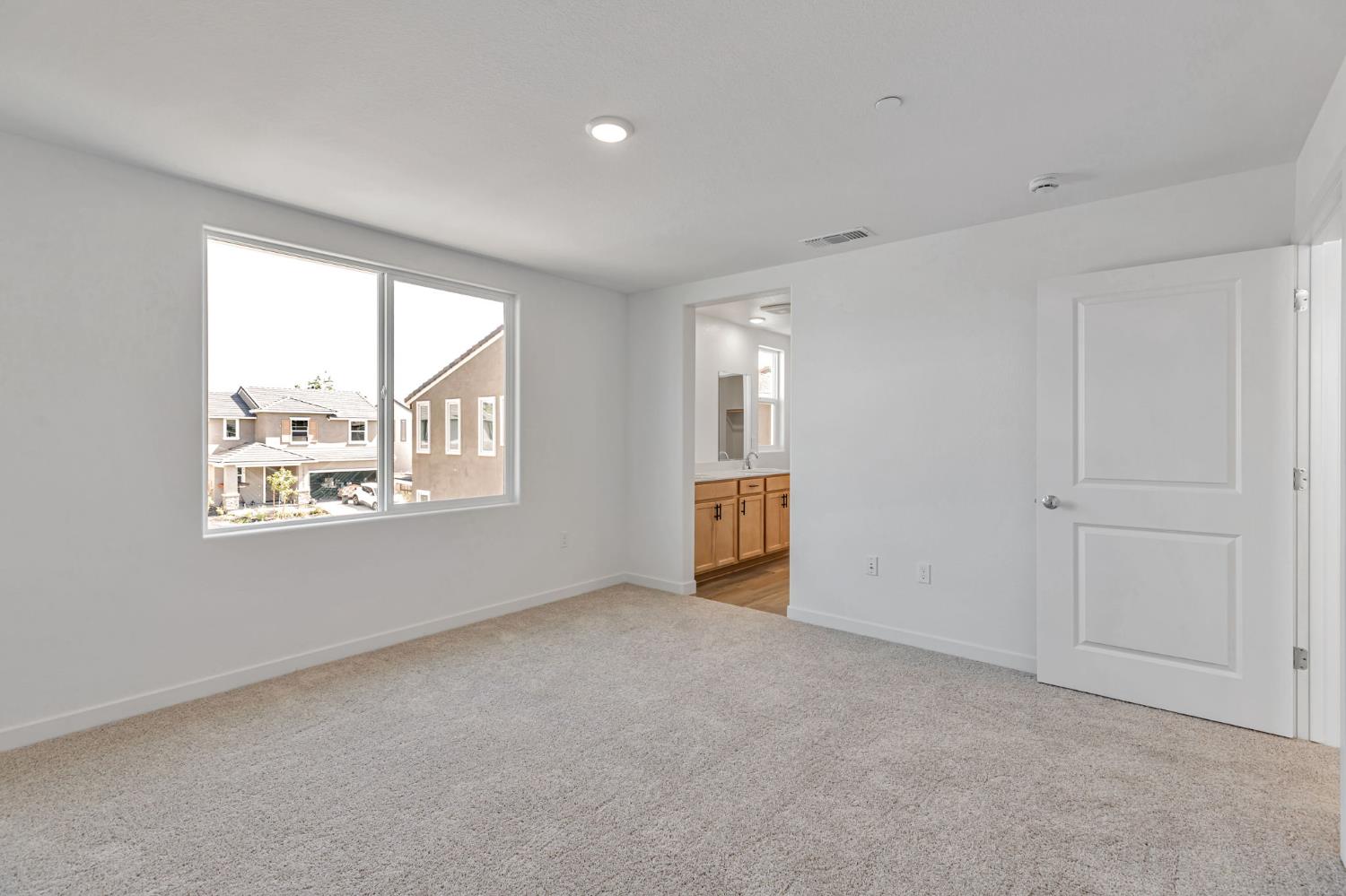 Detail Gallery Image 9 of 13 For 5272 Senesta Cir, Sacramento,  CA 95824 - 3 Beds | 2/1 Baths
