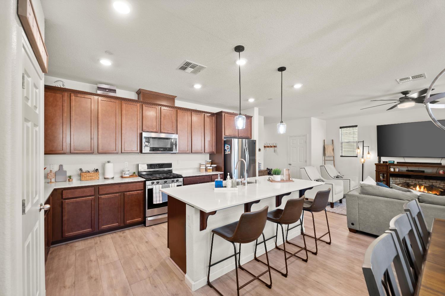 Detail Gallery Image 13 of 55 For 257 Bywell Bridge Cir, Sacramento,  CA 95823 - 3 Beds | 2/1 Baths