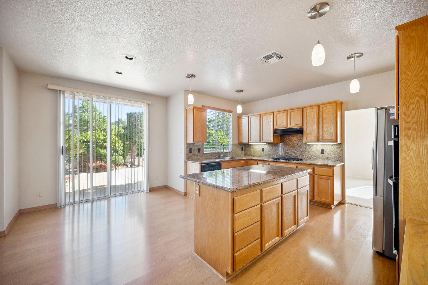 Detail Gallery Image 10 of 39 For 6307 Brook Hollow Cir, Stockton,  CA 95219 - 5 Beds | 3 Baths