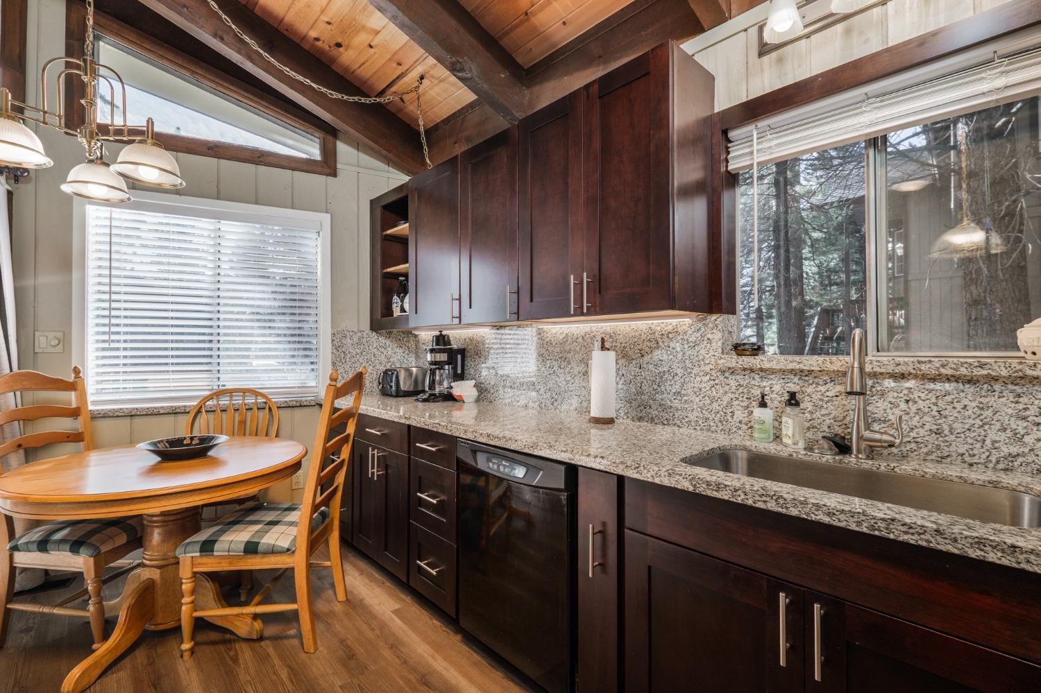 Detail Gallery Image 16 of 44 For 1644 Crystal Air Dr, South Lake Tahoe,  CA 96150 - 3 Beds | 1/1 Baths