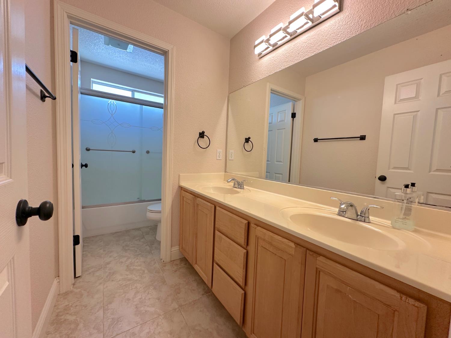 Detail Gallery Image 29 of 35 For 6337 Brook Hollow Cir, Stockton,  CA 95219 - 5 Beds | 3 Baths