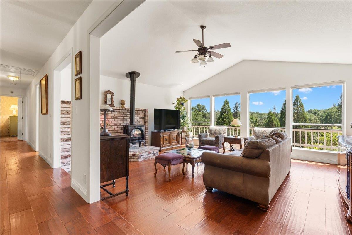 Detail Gallery Image 4 of 66 For 20088 Peyton Pl, Grass Valley,  CA 95949 - 4 Beds | 3 Baths