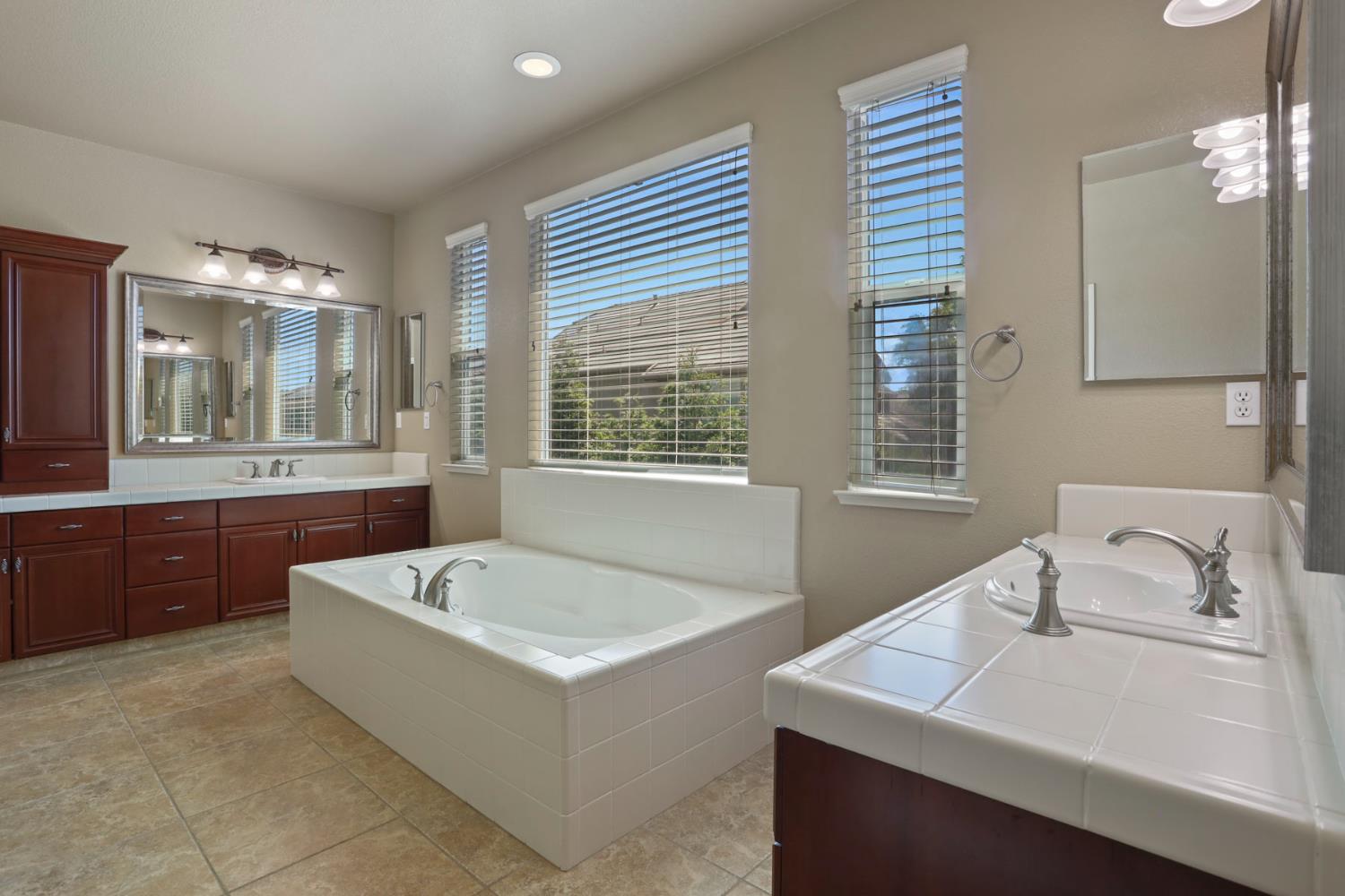 Detail Gallery Image 5 of 68 For 10305 Bridgeview Ln, Stockton,  CA 95219 - 5 Beds | 3 Baths