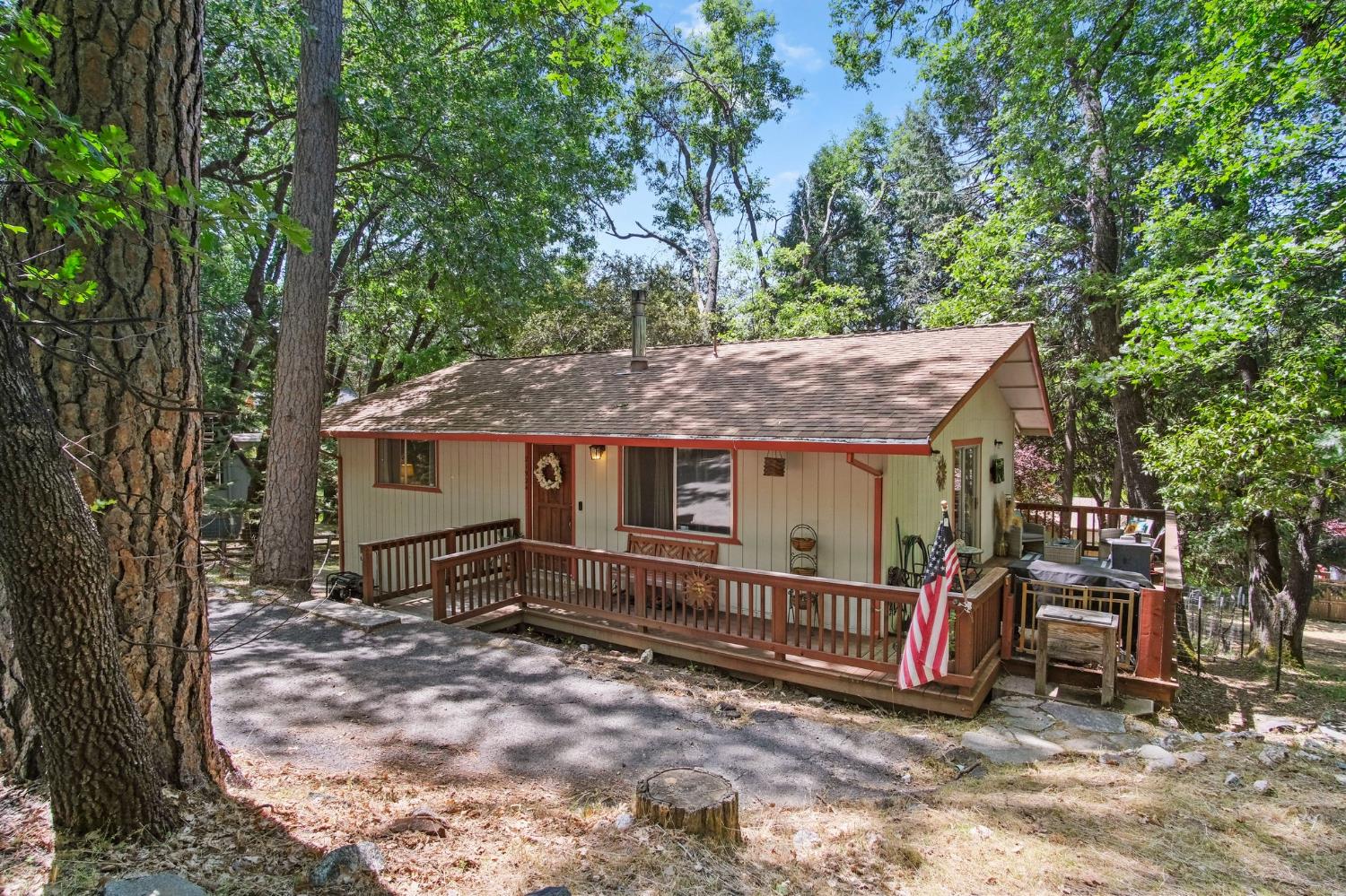 Detail Gallery Image 3 of 25 For 21924 Feather River Dr, Sonora,  CA 95370 - 2 Beds | 1 Baths