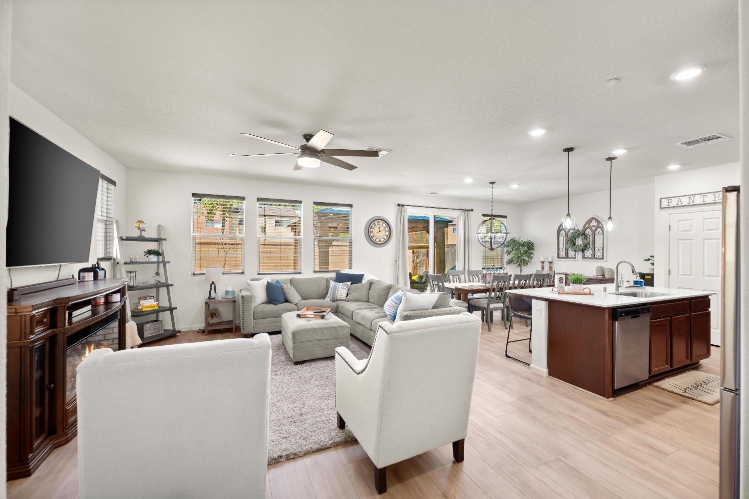 Detail Gallery Image 8 of 55 For 257 Bywell Bridge Cir, Sacramento,  CA 95823 - 3 Beds | 2/1 Baths