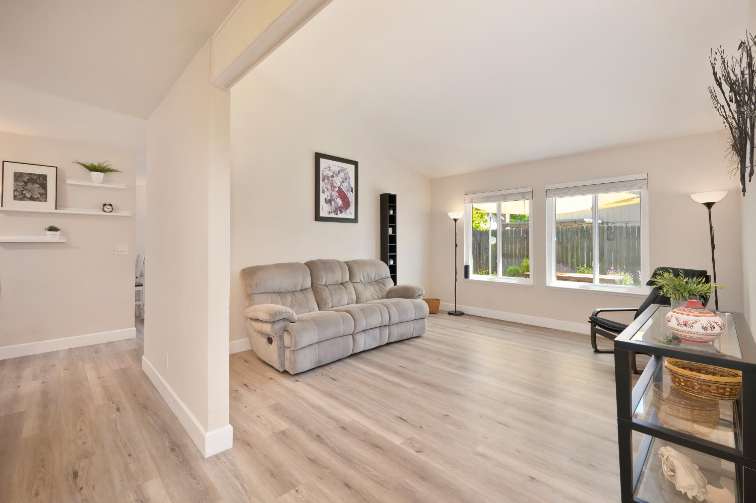 Detail Gallery Image 8 of 52 For 9548 Helio Dr, Sacramento,  CA 95827 - 3 Beds | 2 Baths
