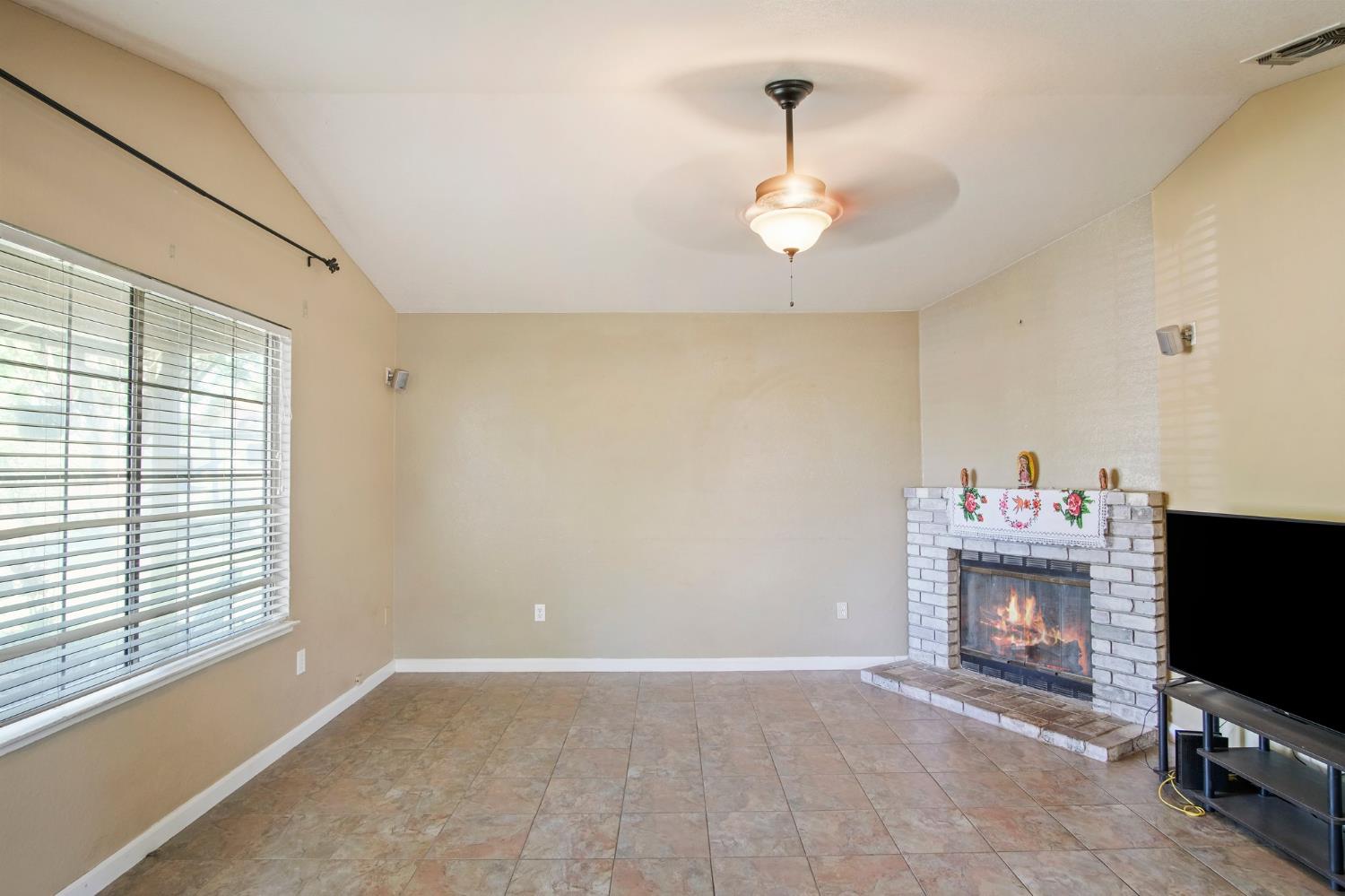 Detail Gallery Image 2 of 17 For 1357 Mark Ct, Turlock,  CA 95380 - 3 Beds | 2 Baths