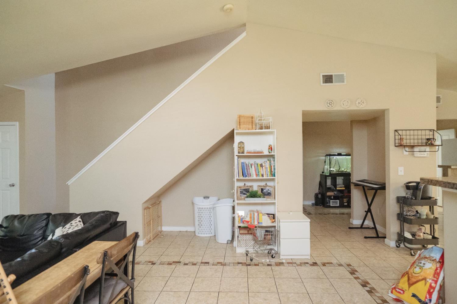 Detail Gallery Image 7 of 35 For 310 Buena Vista Ct, Merced,  CA 95348 - 4 Beds | 2/1 Baths