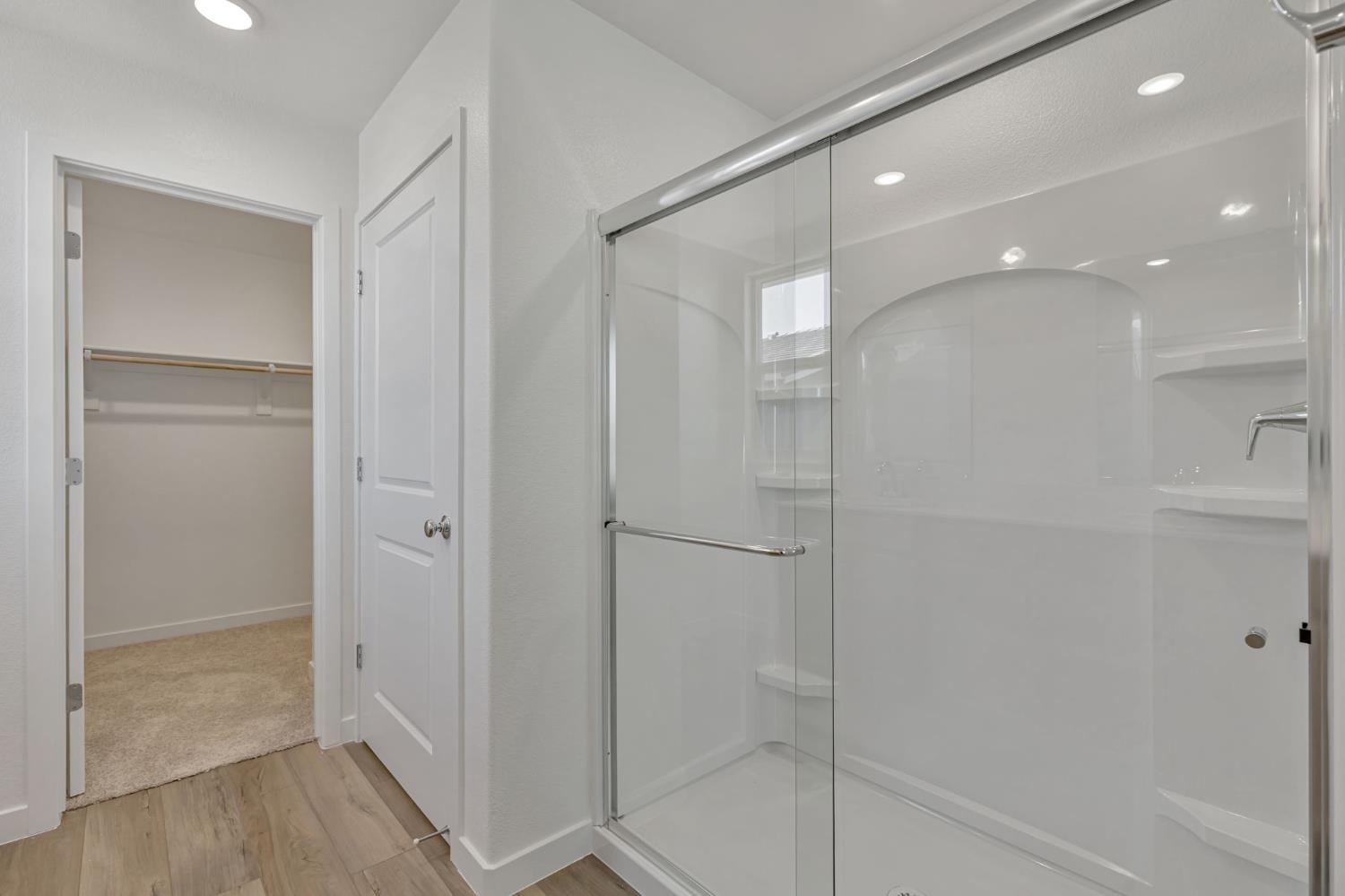 Detail Gallery Image 5 of 13 For 5272 Senesta Cir, Sacramento,  CA 95824 - 3 Beds | 2/1 Baths