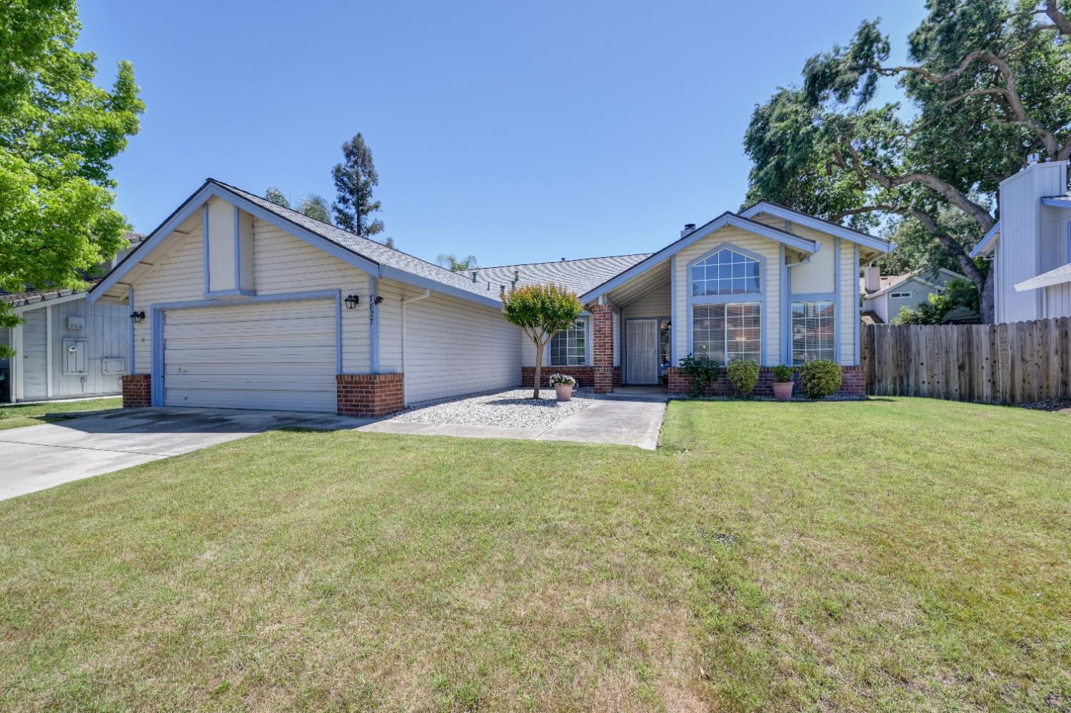 Detail Gallery Image 1 of 42 For 7827 River Estates Dr, Sacramento,  CA 95831 - 3 Beds | 2 Baths