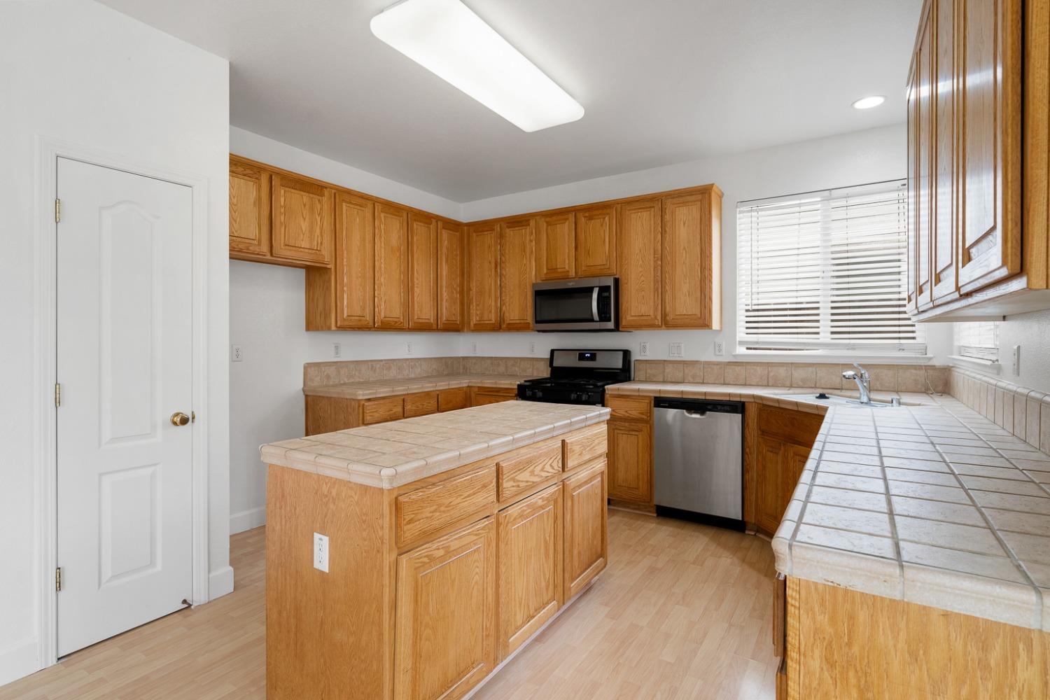 Detail Gallery Image 17 of 54 For 1510 Cedarbrook Rd, West Sacramento,  CA 95691 - 4 Beds | 3 Baths