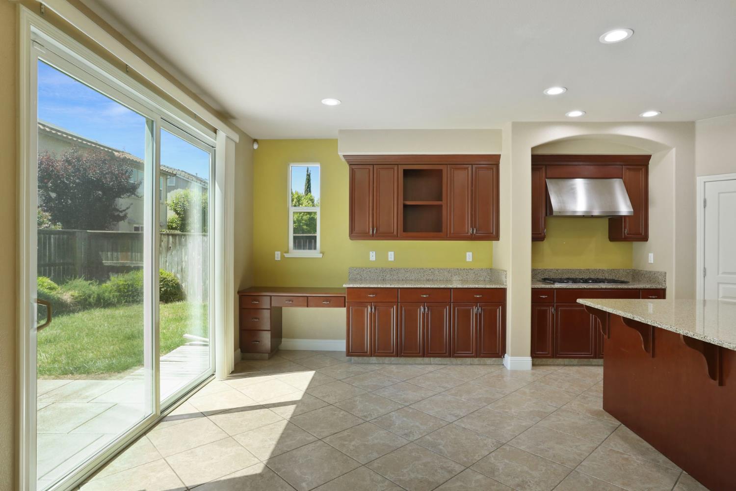 Detail Gallery Image 14 of 68 For 10305 Bridgeview Ln, Stockton,  CA 95219 - 5 Beds | 3 Baths