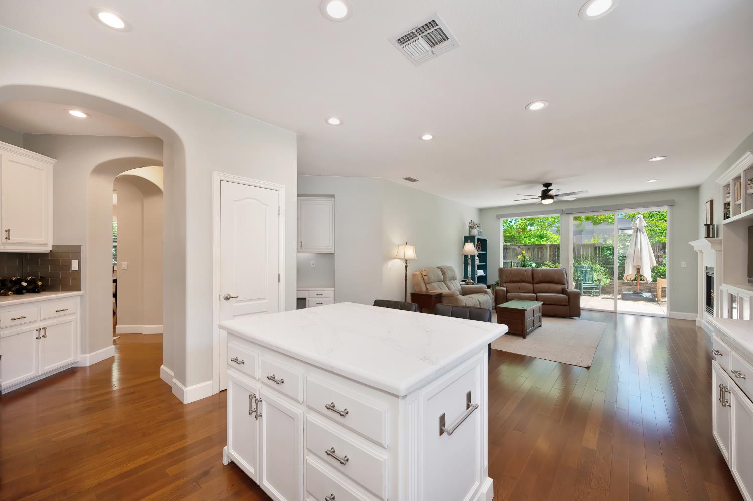 Detail Gallery Image 14 of 46 For 1123 Meredith Way, Folsom,  CA 95630 - 4 Beds | 2 Baths