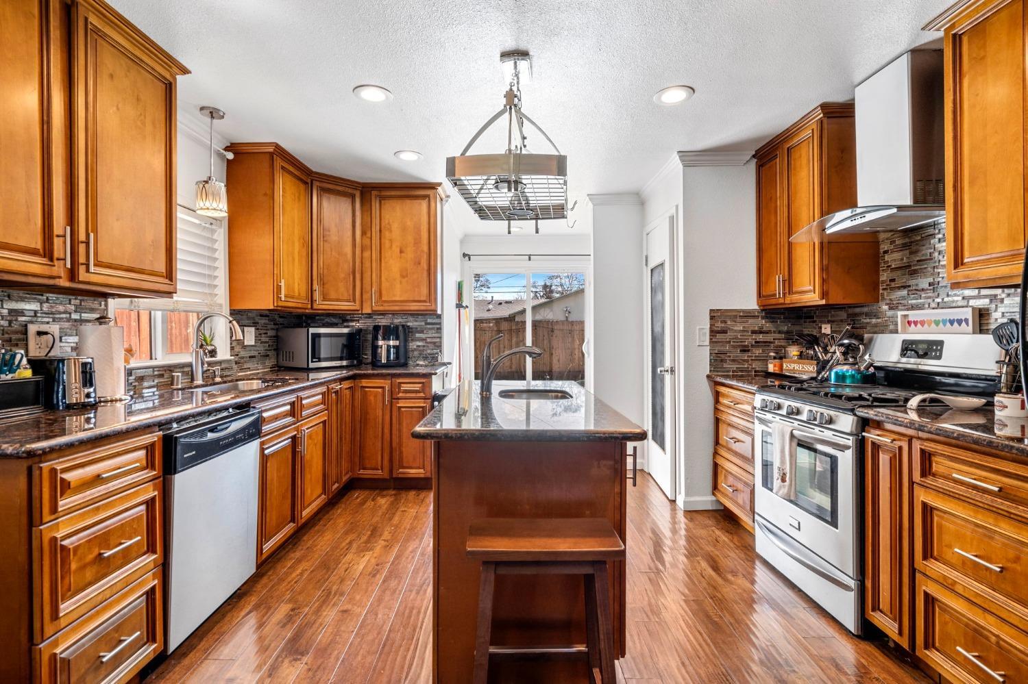Detail Gallery Image 12 of 31 For 2052 Elmwood Ave, Stockton,  CA 95204 - 2 Beds | 1 Baths