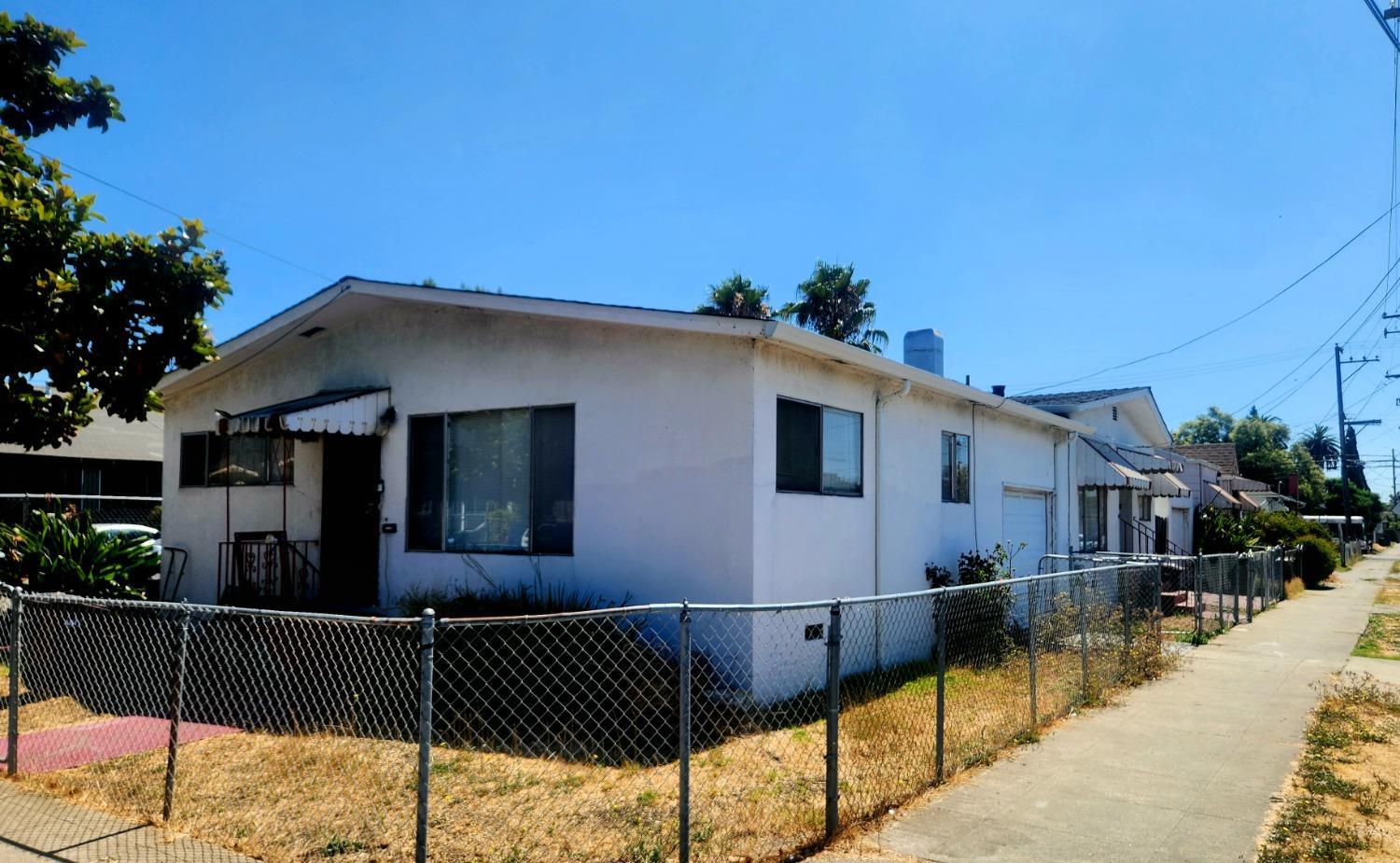 Detail Gallery Image 2 of 17 For 8106 Holly St, Oakland,  CA 94621 - 2 Beds | 2 Baths