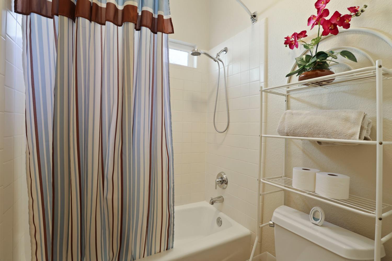 Detail Gallery Image 31 of 41 For 1930 Crystalwood Ln, Lodi,  CA 95242 - 3 Beds | 2 Baths