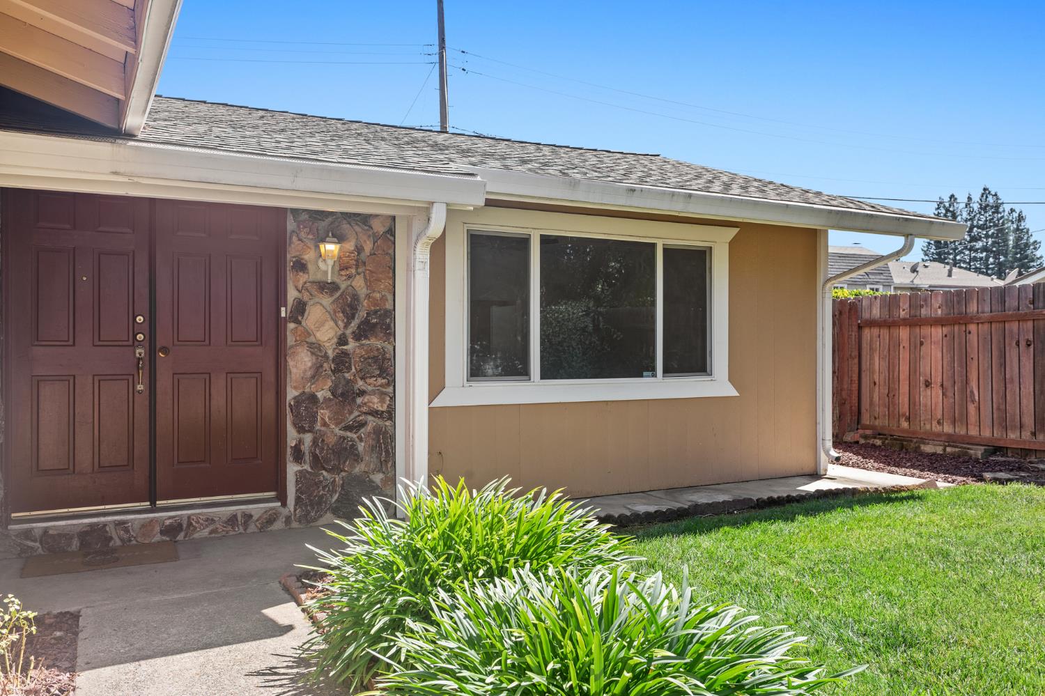 Detail Gallery Image 4 of 26 For 6528 Meadowcreek Way, Citrus Heights,  CA 95621 - 4 Beds | 2 Baths